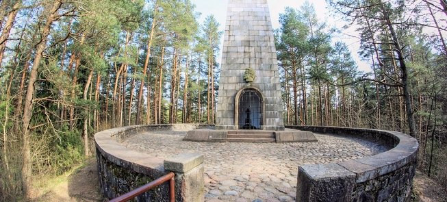«Cветоч Счастья» – могила писателя Й.Билюнаса на холме Людишкяй 